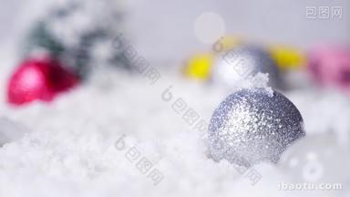 雪地上的银色<strong>圣诞球圣诞</strong>节视频